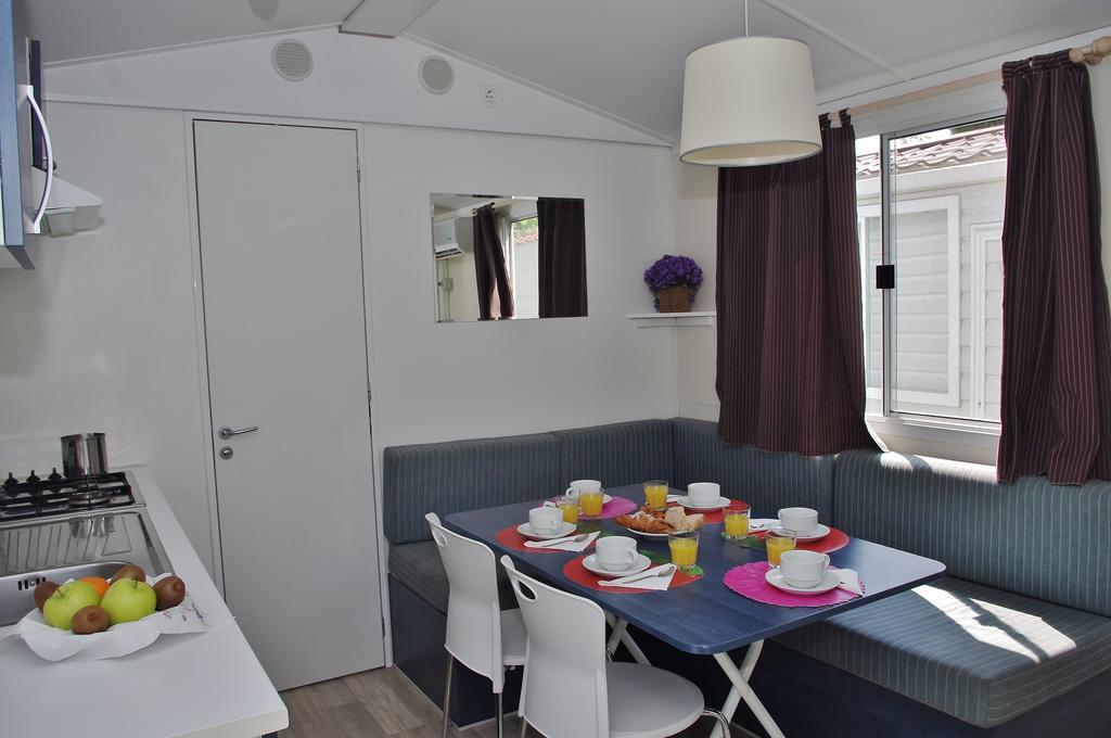Happy Camp Mobile Homes In Centro Vacanze Bi Village Fazana Bilik gambar
